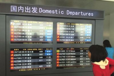 三百余航班延误，旅客查看航班信息。