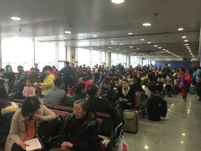 航班延误导致大量旅客滞留机场。