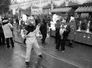 店员穿起了搞笑的“鱿鱼装”揽客