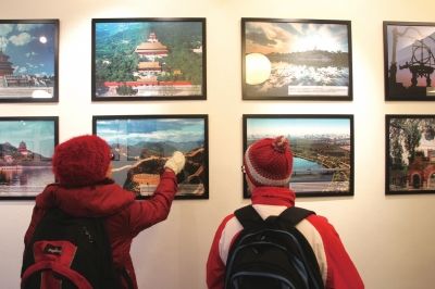 赫尔辛基市民在参观“魅力北京激情冬奥”展览。举办方供图