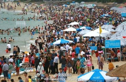三亚海滩人山人海