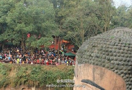 乐山大佛景区人潮拥堵