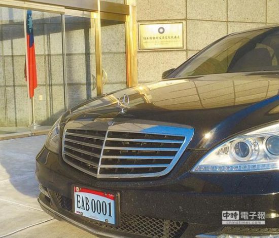 继今年初的台湾当局驻美代表处升旗事件后，台美关系的“暗度陈仓”再次引起外界关注。