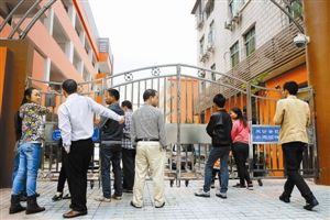 不少家长对学校其他大楼的质量安全表示担忧。