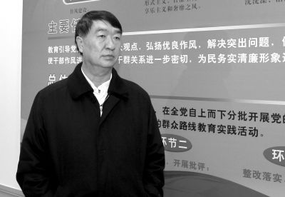      2013年12月27日，沈培平在昆明参观反腐倡廉和群众路线教育巡回展（资料图片）。图/CFP