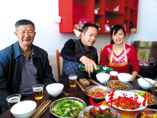 10年来的第一次团圆饭，王元松（中）给一直没有放弃的妻子倒酒 