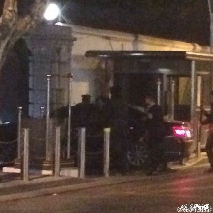 12日22时30分许，美国驻上海总领事馆位于乌鲁木齐路的大门遭黑色轿车冲撞，造成一名执勤武警哨兵受伤，一度昏迷，但送医后已清醒。