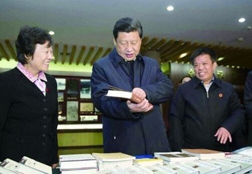 2013年11月26日上午，习近平参观孔子研究院。