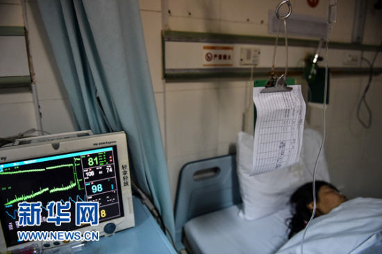 　3月1日，在深圳宝安西乡人民医院，伤者在接受救治。新华社记者 毛思倩 摄