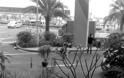      3人被奔驰车撞落至桥下。微博图片