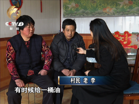 合作社用一些小礼物吸引村民来存款