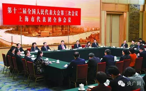 3月5日下午，习近平总书记来到上海代表团，与代表们一起审议政府工作报告。　陈正宝摄