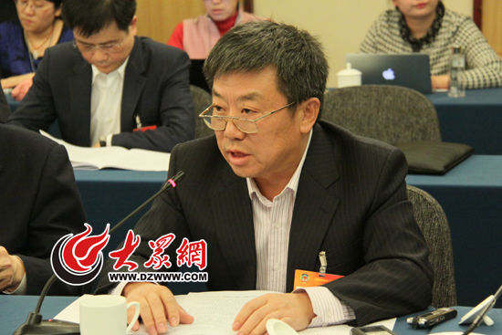 全国政协委员、交通部原副部长高宏峰在小组讨论上发言。（特派记者 盛堃 王磊 摄）