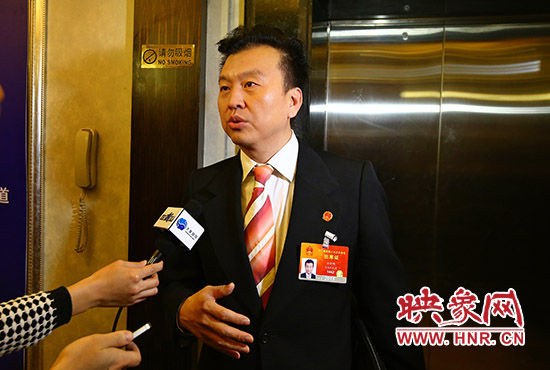 全国人大代表、中央电视台节目主持人张泽群接受记者采访