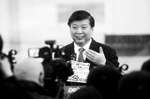 昨日，国土资源部部长姜大明说明不动产权证书的“使用期限”。 晨报记者 李木易/摄