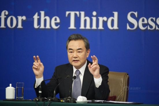 王毅部长发布会手势“卖萌”