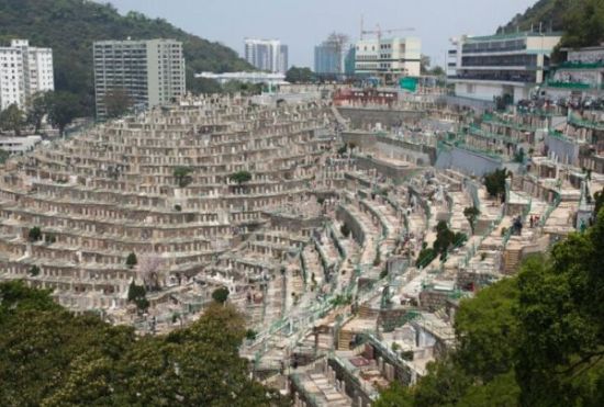 资料图片：航拍香港拥挤墓地