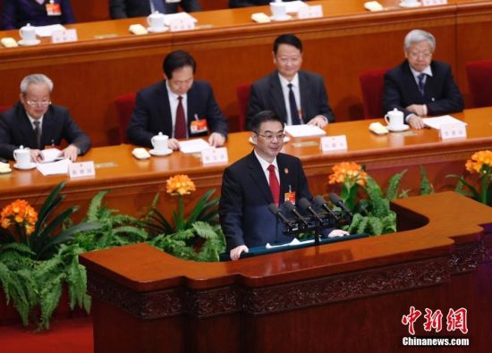 3月12日，第十二届全国人民代表大会第三次会议在人民大会堂举行第三次全体会议，听取最高人民法院院长周强关于最高人民法院工作的报告，听取最高人民检察院检察长曹建明关于最高人民检察院工作的报告。图为周强作关于最高人民法院工作的报告。 中新社发 杜洋 摄