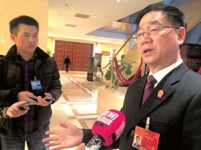 昨日，张忠厚接受记者采访。 京华时报记者韩旭摄