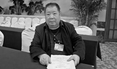  二月河接受采访 新文化特派北京记者 袁静伟 摄 