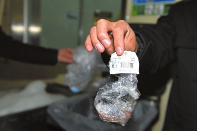 食药监执法人员在垃圾桶内找到被更改前的标签。