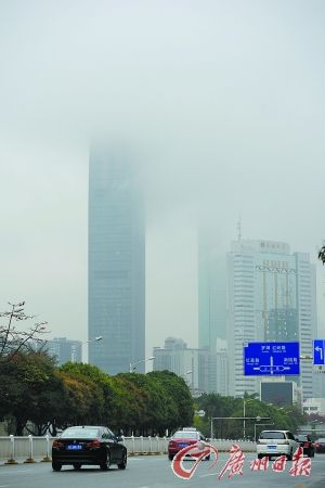 被云雾笼罩的深圳地标建筑京基100。 记者 轩慧 摄