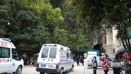 叠彩山木龙洞发生坠石致数人死伤 救护车现场待命 图片来自微博