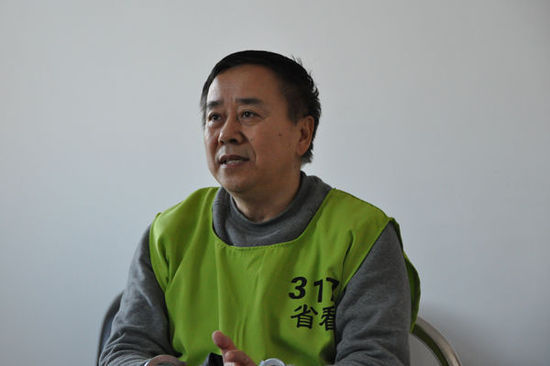 　　正在辽宁接受调查的王国强  　　