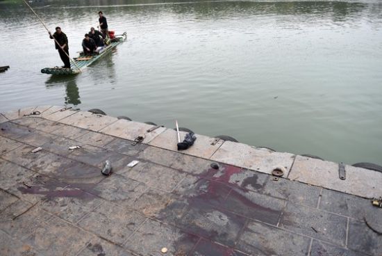 这是广西桂林市叠彩山景区落石事故现场留下的血迹（3月19日摄）。新华社发布记者 陆波岸 摄