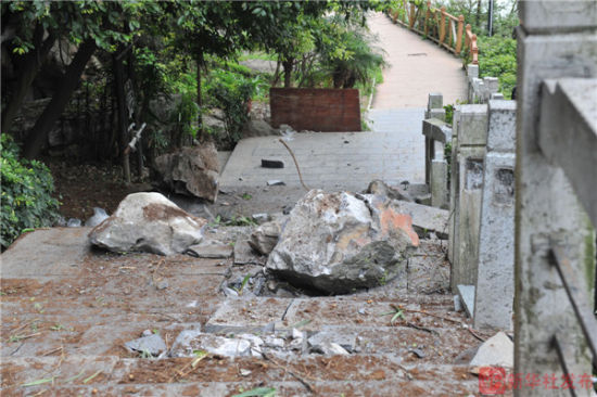 3月19日拍摄的事发地点从山上落下的巨石。新华社发布发 赵家志 摄