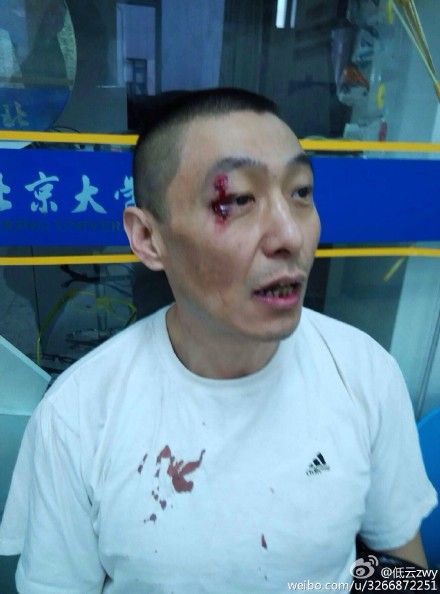 微博用户@低云zwy发微博配有一张穿白色T恤男性照片。