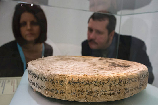 高僧坐垫上写有“本堂普照章公六全祖师”字样