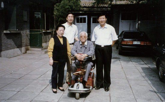 习近平在北京看望耿飚。资料图