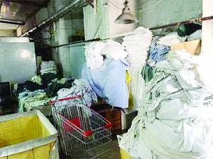 沈阳一医用洗衣厂没有消毒设备 手术衣和病号服堆地上