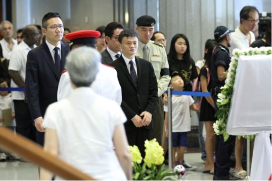 28日，马云前往新加坡议会大厦吊唁李光耀。