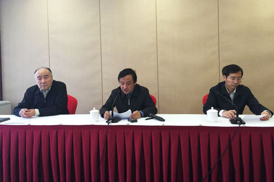 文化部文化市场司副司长刘强同在新闻发布会上通报第二十三批违法违规互联网文化活动查处情况。  文化部政府门户网站记者李雪 摄 