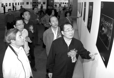 钟世坚（前）此前出席珠海市第四届摄影展。资料图片