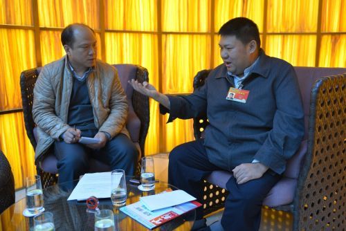 毛新宇将军（右）正在接受我刊记者采访。冯琳 摄 图片来源：紫荆网