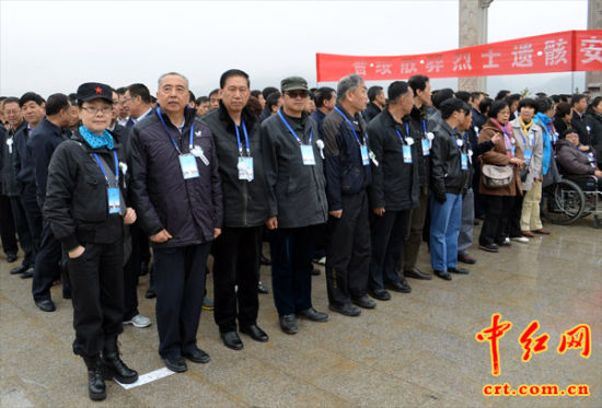 华国锋之子苏斌（前排左二）、饶兴之女饶涛（左一）、李健民之子李西平（左三）、姜胜之子姜政新（左四）在烈士遗骸安葬现场。（中红网江山摄）