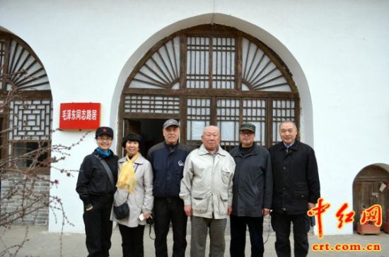 在毛泽东主席路居屋前，王恩茂之子王北建（左三）、朱家胜之女朱远荣（左二）、姜胜之子姜政新（右二）、姚喆之子姚普明（右三）、饶兴之女饶涛（左一）、罗洪标之子罗旭东（右一）在一起合影留念。（中红网江山摄）