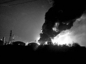 现场火光冲天 附近加油站关闭撤离