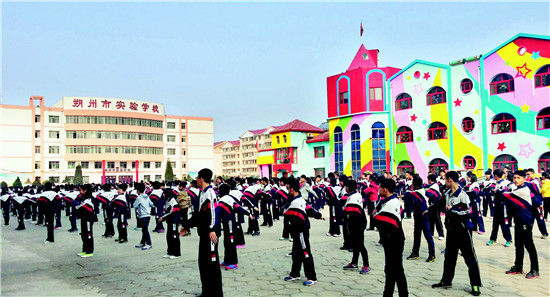 参加课间操锻炼的学生挤满了教学楼前的空地