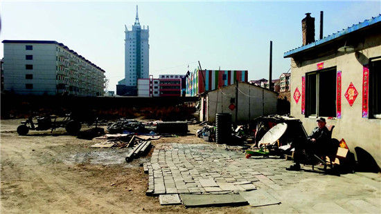 实验学校东侧的院落，除了小狗、失聪的看门老人，就是几间活动板房和废弃杂物。