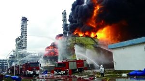 4月8日，消防官兵在事发现场救援。新华社发