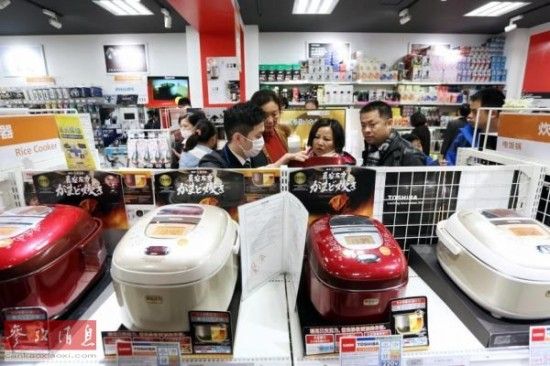 2月16日，中国游客在东京银座一家乐购仕商场购买电饭锅。