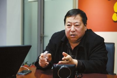      郑成月在京华时报社接受专访。京华时报记者谭青摄