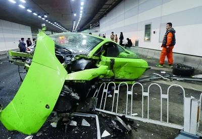 兰博基尼经过撞击已基本损毁　　摄/法制晚报记者 杨益