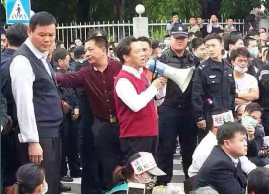 广东河源民众聚集反对建电厂 市委官员现场沟通