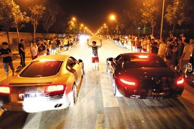 2013年8月24日晚，北京郊外，赛车爱好者在飙车。资料图片/新京报记者 浦峰 摄