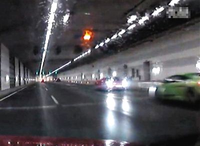 网友上传视频显示，事发前，兰博基尼和法拉利车头相对，出现在最右侧车道。视频截图